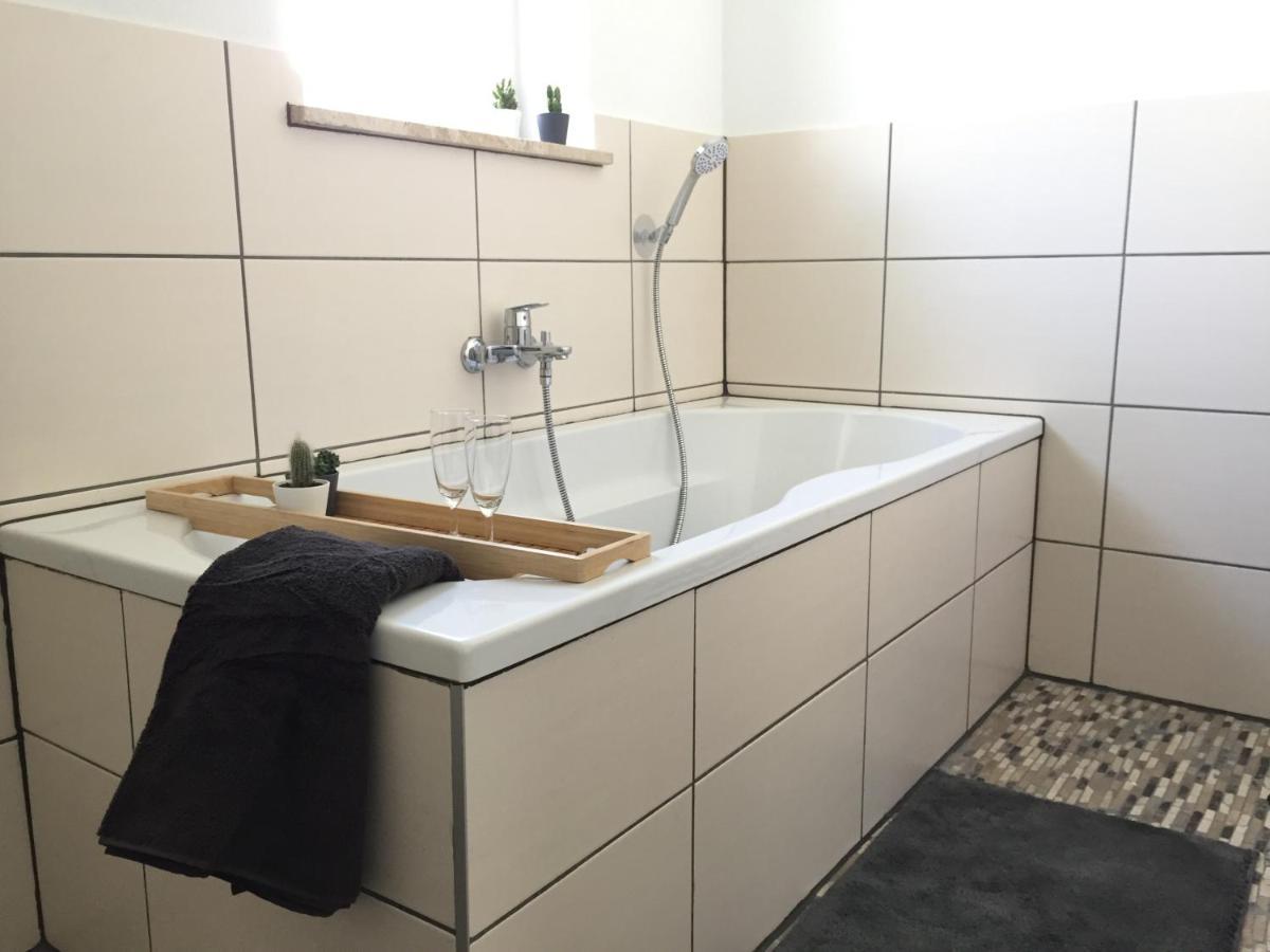 Appartement Am Bodensee- Zentrale Lage, Free Parking And Wifi, 109 M2, Privater Garten, 7 Gaeste, 2x Kingsize Boxspringbett, Familienfreundlich *